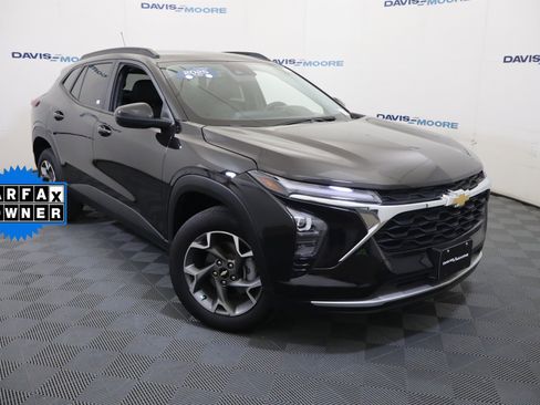 Certified 2025 Chevrolet Trax LT FWD image 2