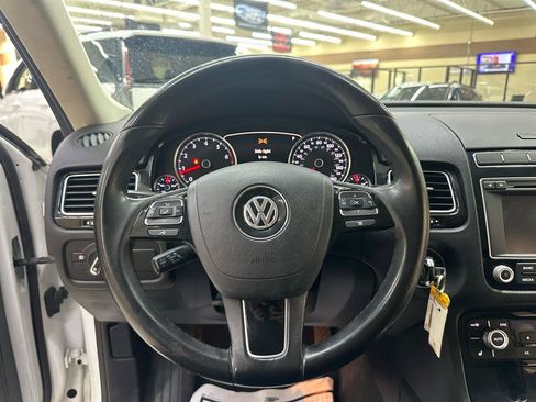 Used 2015 Volkswagen Touareg Sport AWD/4WD image 21
