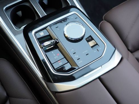 New 2026 BMW 740i w/ Premium Package RWD image 18