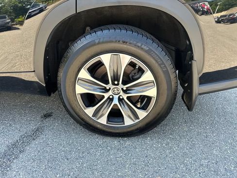 Used 2022 Toyota Highlander XLE AWD/4WD image 15