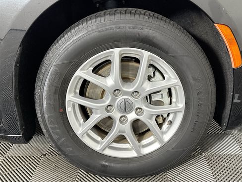 Used 2023 Chrysler Pacifica Touring FWD image 30