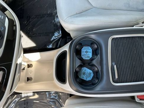 Used 2021 Chrysler Pacifica Touring-L FWD image 22