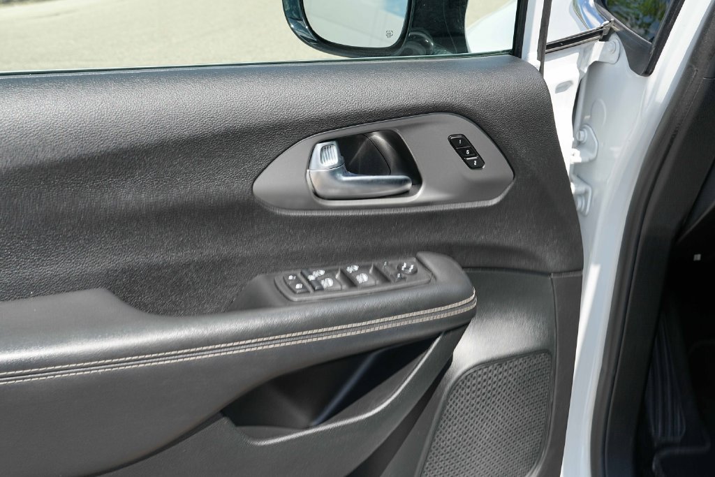 Used 2025 Chrysler Pacifica Select FWD image 27