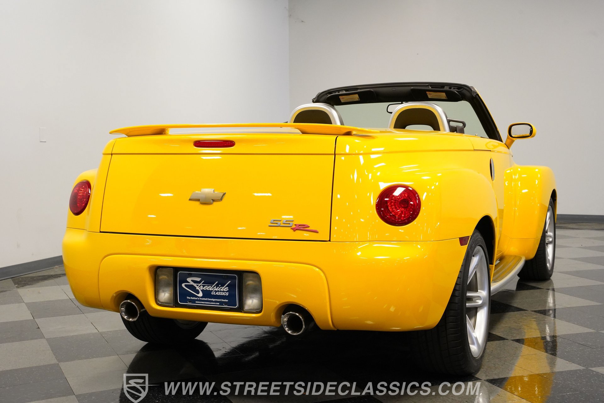 Used 2004 Chevrolet SSR w/ Preferred Equipment Group RWD image 12