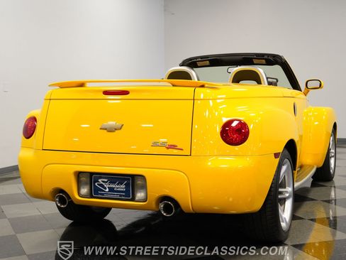 Used 2004 Chevrolet SSR w/ Preferred Equipment Group RWD image 12