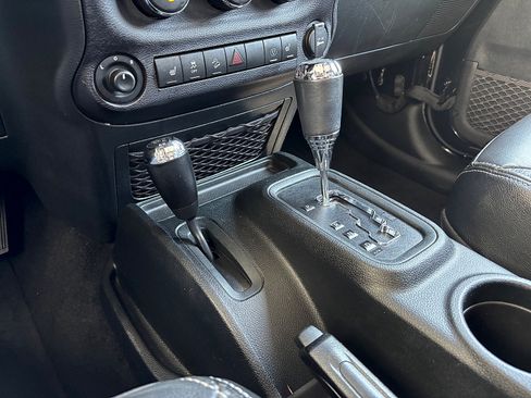 Used 2018 Jeep Wrangler Unlimited Sahara w/ Connectivity Group AWD/4WD image 21