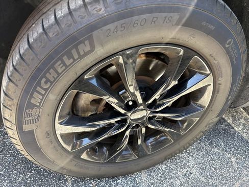 Certified 2022 Kia Telluride LX image 5