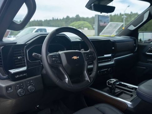 Used 2026 Chevrolet Silverado 1500 High Country w/ High Country Premium Package AWD/4WD image 9