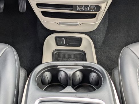 Used 2023 Chrysler Pacifica Touring-L image 25