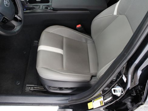 Used 2025 Toyota Camry SE w/ Convenience Package FWD image 14