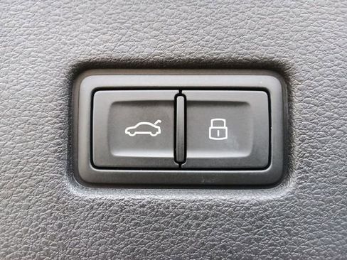 Used 2023 Audi Q8 Premium image 34