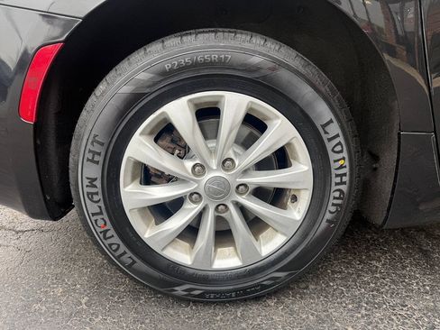 Used 2017 Chrysler Pacifica Touring-L FWD image 9