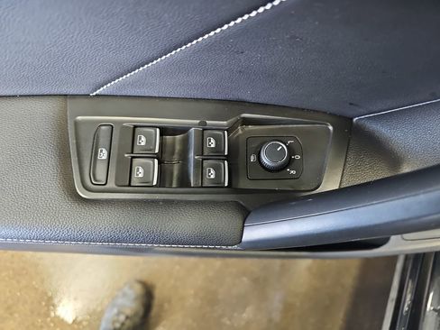 Used 2024 Volkswagen Tiguan SE image 26