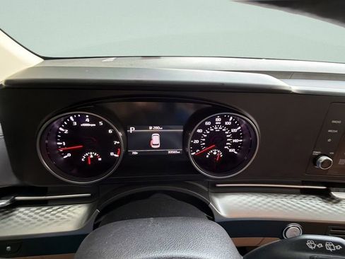 Used 2024 Kia Carnival LX FWD image 25
