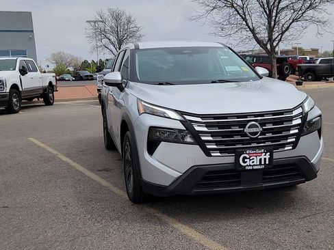 Used 2024 Nissan Rogue SV image 5