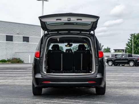Used 2023 Chrysler Voyager LX FWD image 10