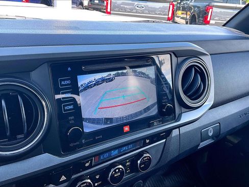 Used 2017 Toyota Tacoma TRD Sport AWD/4WD image 22