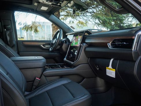 New 2026 GMC Yukon Denali w/ Denali Reserve Package AWD/4WD image 11