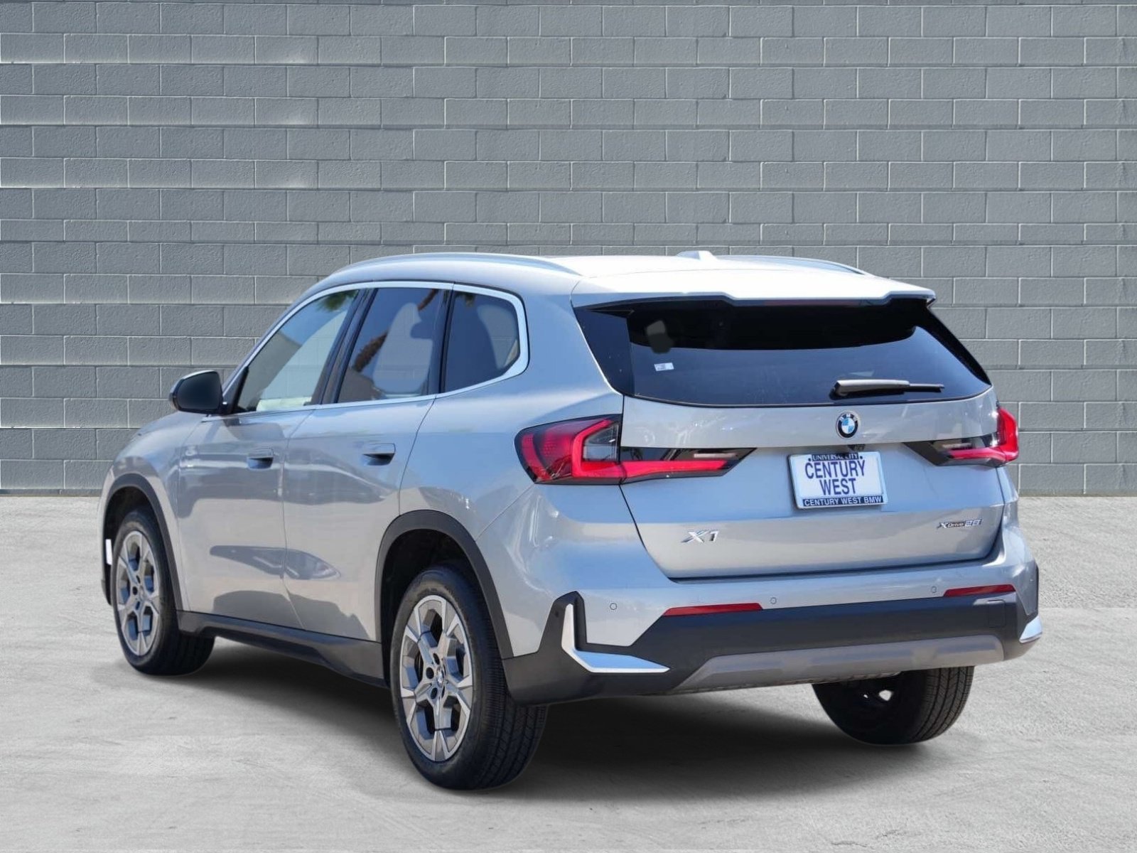 Used 2023 BMW X1 xDrive28i w/ Convenience Package AWD/4WD image 3
