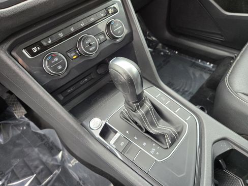 Used 2021 Volkswagen Tiguan SE w/ Panoramic Sunroof Package image 17