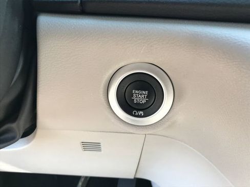 Used 2024 Chrysler Pacifica Touring-L image 8