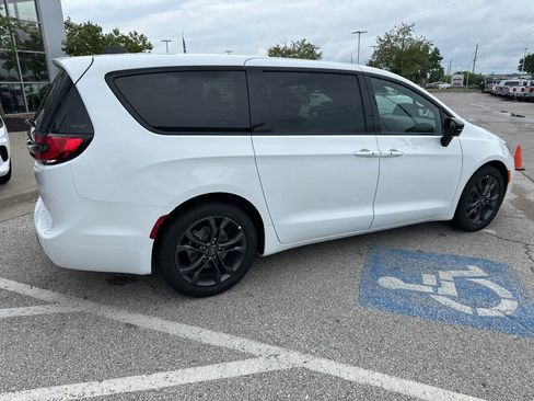 New 2026 Chrysler Pacifica Select image 30