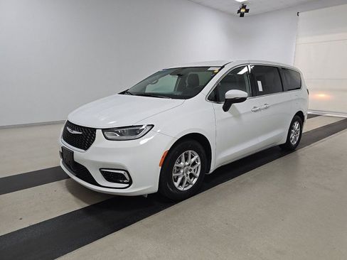Used 2023 Chrysler Pacifica Touring-L FWD image 1