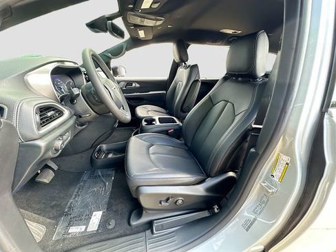 New 2026 Chrysler Pacifica Select image 21