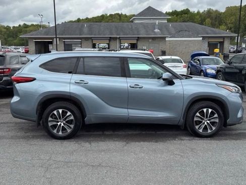 Used 2020 Toyota Highlander XLE AWD/4WD image 1