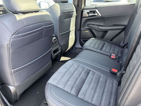 New 2025 Mitsubishi Outlander SE image 11
