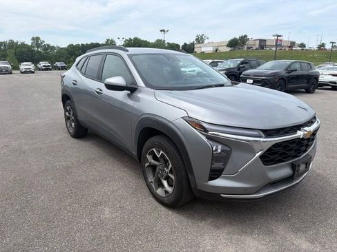Used 2025 Chevrolet Trax LT FWD image 9