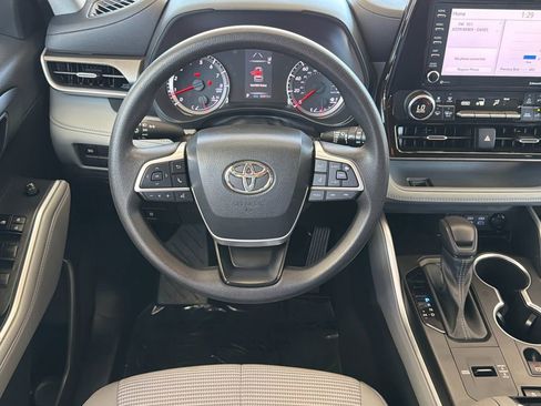 Used 2022 Toyota Highlander L FWD image 13