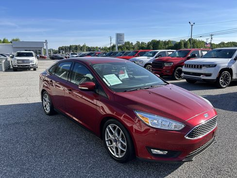 Used 2015 Ford Focus SE w/ Equipment Group 201A FWD image 9