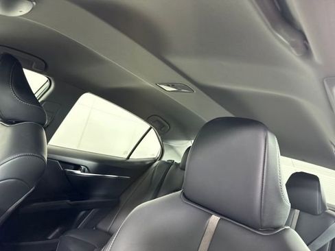 Used 2024 Toyota Camry SE image 12