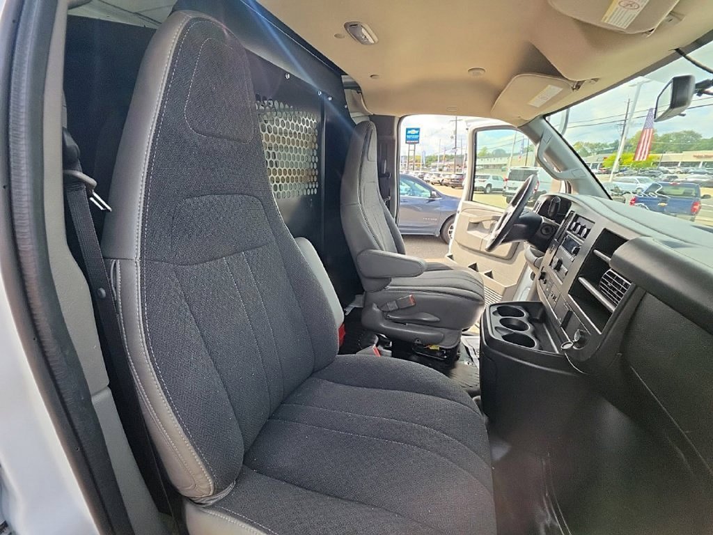 Used 2025 Chevrolet Express 2500 w/ Driver Convenience Package RWD image 20