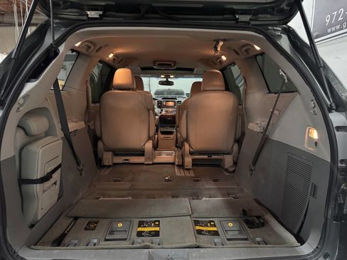 Used 2013 Toyota Sienna XLE image 17