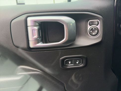 Used 2022 Jeep Gladiator Sport image 14