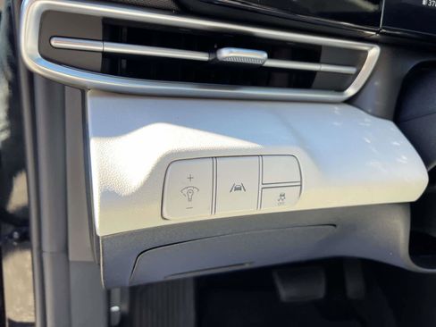 Used 2023 Hyundai Elantra Limited image 17