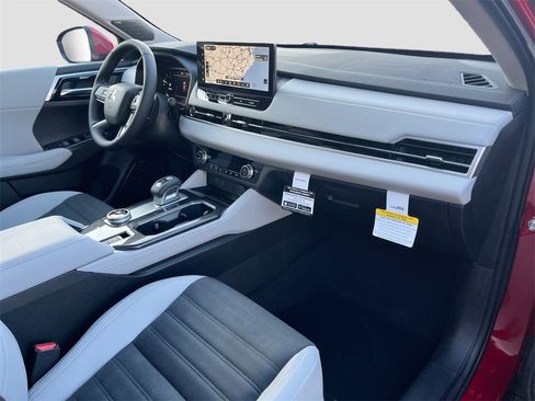 New 2025 Mitsubishi Outlander SE image 31