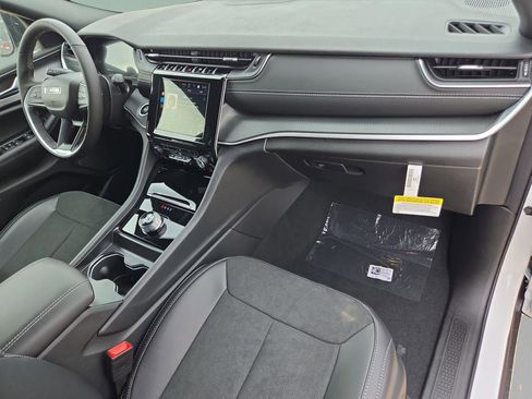 New 2025 Jeep Grand Cherokee Altitude RWD image 30
