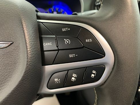 Used 2025 Chrysler Pacifica Select FWD image 25