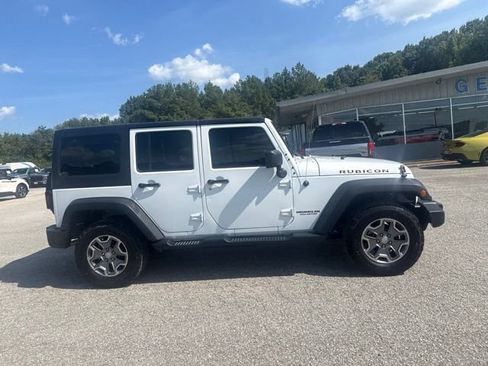 Used 2015 Jeep Wrangler Unlimited Rubicon w/ Connectivity Group AWD/4WD image 14