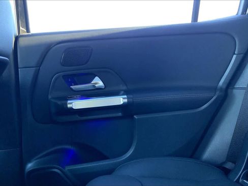 Used 2025 Mercedes-Benz GLB 250 4MATIC image 35