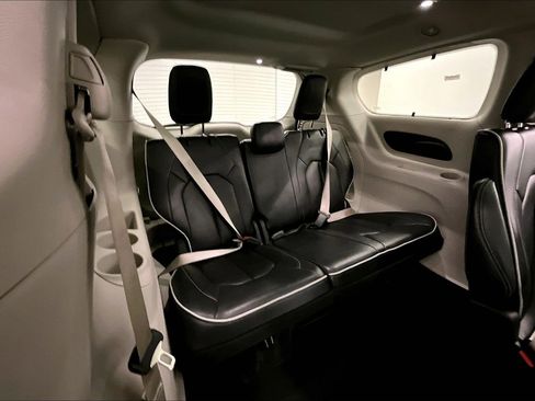 Used 2024 Chrysler Pacifica Limited FWD image 30