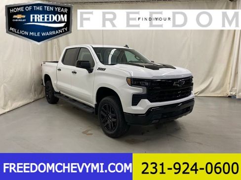 Used 2025 Chevrolet Silverado 1500 LT Trail Boss w/ Dark Appearance Package AWD/4WD image 1