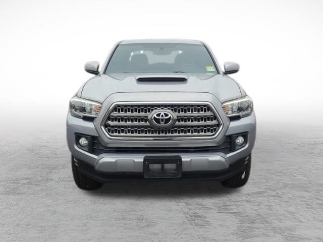 Used 2017 Toyota Tacoma TRD Sport w/ Exterior Package AWD/4WD image 2