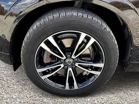 Used 2019 Volvo XC60 T6 Momentum w/ Multimedia Package image 9