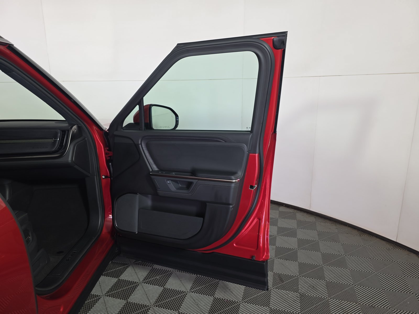 Used 2025 Rivian R1S Adventure Dual AWD/4WD image 18