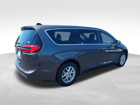 Used 2023 Chrysler Pacifica Touring-L FWD image 5