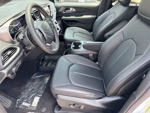 New 2025 Chrysler Pacifica Select image 25